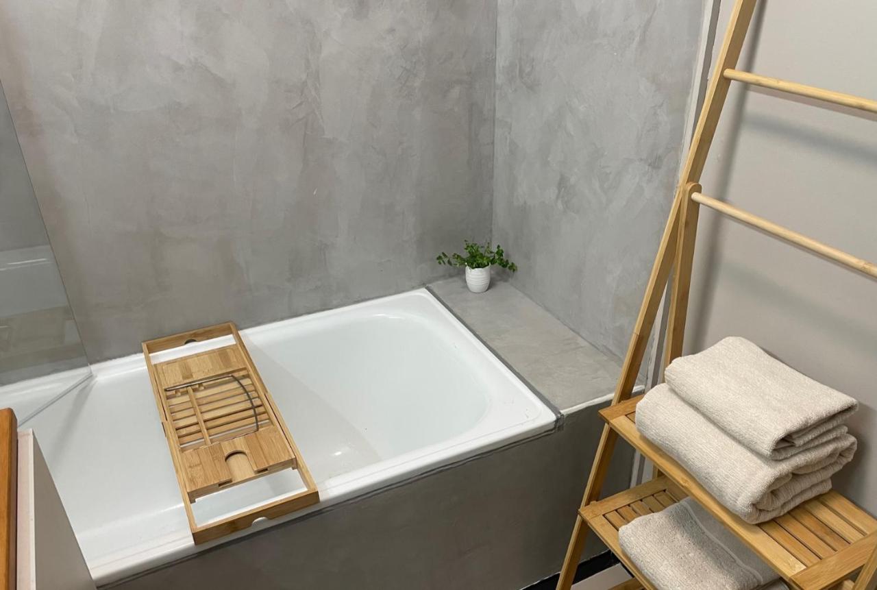 Appartement De Charme Au Pied De La Basilique Saint Remi 랭스 외부 사진
